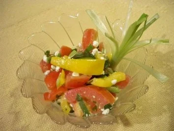 Rezept: Bunter Salat mit Paprika, Gurke, Tomate, Lauchzwiebel und körnigem Frischkäse Bunter Salat mit Paprika, Gurke, Tomate, Lauchzwiebel und körnigem Frischkäse - Rezept