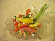 Bunter Salat mit Paprika, Gurke, Tomate, Lauchzwiebel und körnigem Frischkäse - Rezept