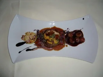 Rinderfilet in Kräutern mit Pilzfarce, Kartoffelgratin, Portweinzwiebeln - Rezept