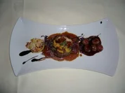 Rinderfilet in Kräutern mit Pilzfarce, Kartoffelgratin, Portweinzwiebeln - Rezept