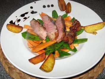 Knusprige Ente auf Papaya-Zuckerschotensalat - Rezept