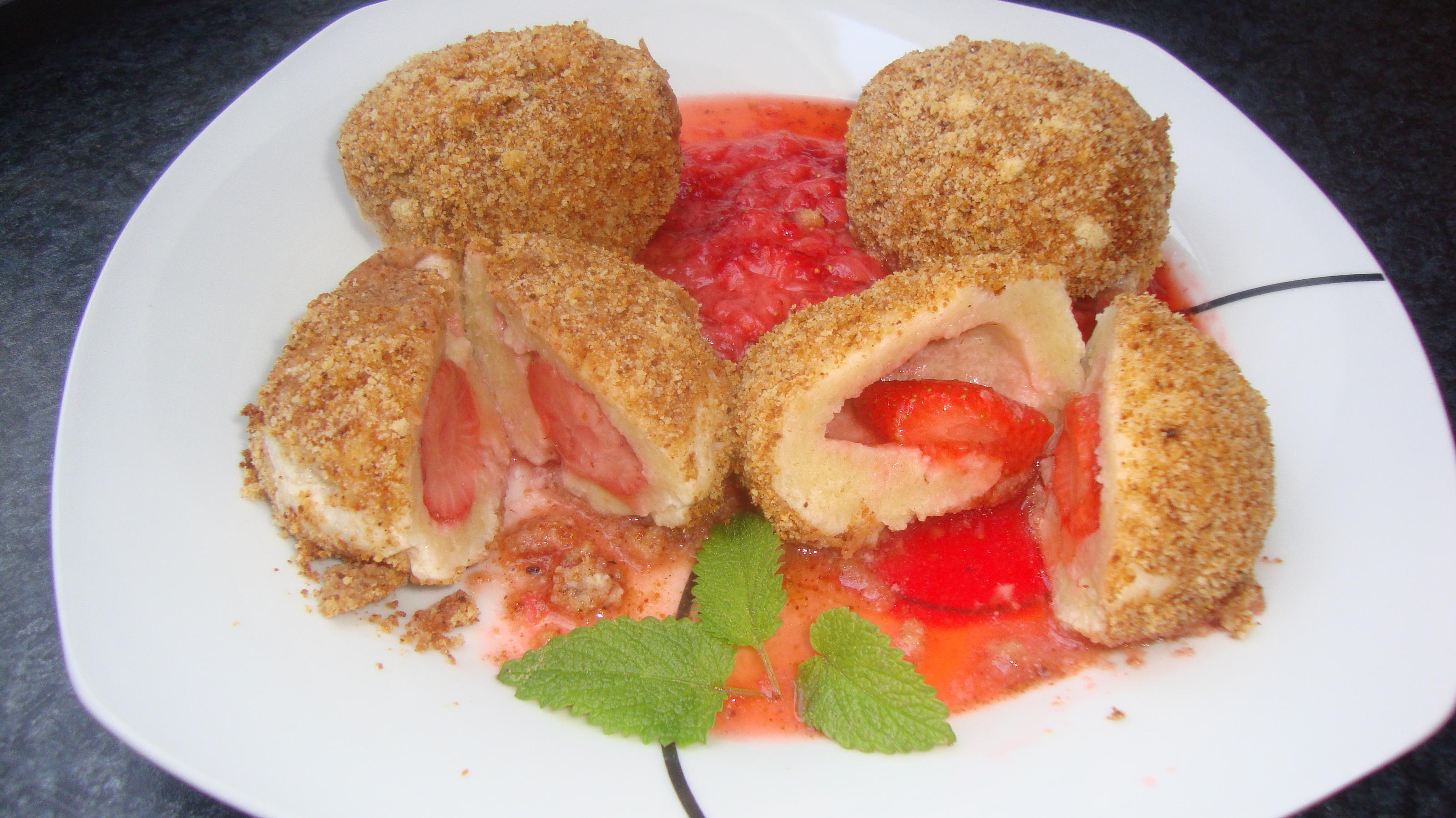 Bilder für Erdbeerknödel mit Butterbrösel auf Erdbeermark - Rezept