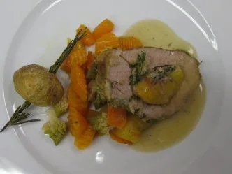 Gefüllter Kalbsrücken mit Thymianbutter und Ofengemüse - Rezept