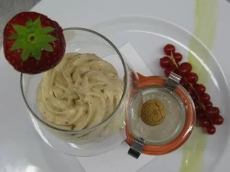 Rezept: Mascarponecreme mit Grappa und Amaretini an Ricottacreme mit Kaffee Mascarponecreme mit Grappa und Amaretini an Ricottacreme mit Kaffee - Rezept