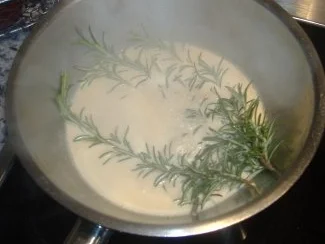 Rezept: Rosmarinsauce Bild Nr. 2 Rosmarinsauce - Rezept - Bild Nr. 2