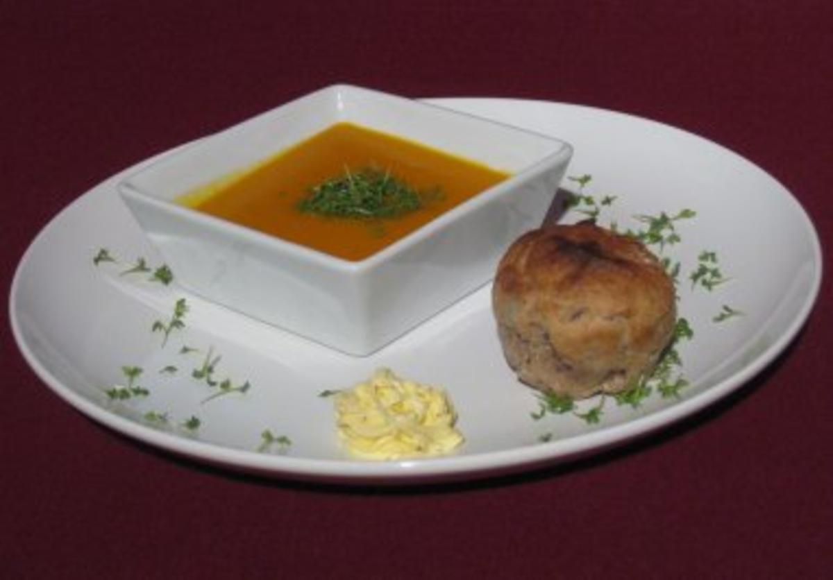 Kürbis-Orangen-Suppe mit Walnussbrot und Safran-Knoblauchbutter - Rezept