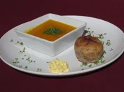 Kürbis-Orangen-Suppe mit Walnussbrot und Safran-Knoblauchbutter - Rezept