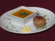 Kürbis-Orangen-Suppe mit Walnussbrot und Safran-Knoblauchbutter - Rezept