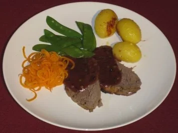 Rinderfilet an Pflaumenmus-Soße und grünem Pfeffer mit Drillingen und Zuckerschoten - Rezept