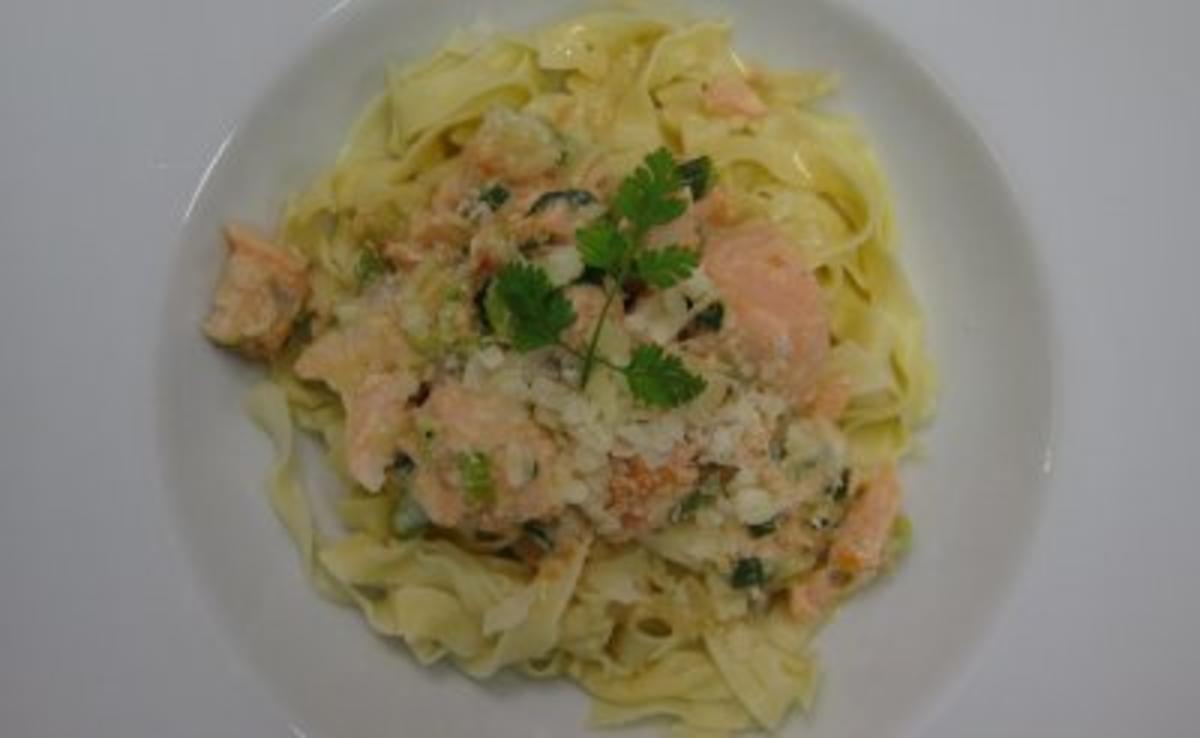 Selbstgemachte Tagiatelle mit Lachs auf italienische Art - Rezept