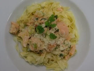 Selbstgemachte Tagiatelle mit Lachs auf italienische Art - Rezept