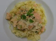 Selbstgemachte Tagiatelle mit Lachs auf italienische Art - Rezept