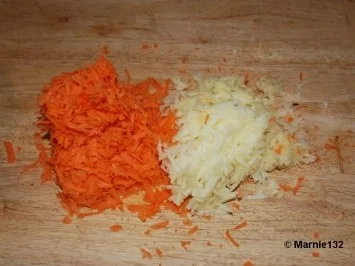 Rezept: schnelle Reibeplätzchen mit Apfel + Möhre - aus dem Waffeleisen- Bild Nr. 4 schnelle Reibeplätzchen mit Apfel + Möhre - aus dem Waffeleisen- - Rezept - Bild Nr. 4