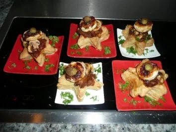 VORSPEISE/FLEISCH:Blätterteigsternchen mit Putengeschnetzeltem an Chutney - Rezept