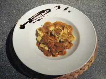 Rezept: Tortellini an Tomaten-Mozzarella-Bärlauch Sauce Tortellini an Tomaten-Mozzarella-Bärlauch Sauce - Rezept