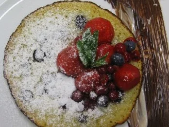 Rezept: Heidelbeer-Buttermilch-Pancakes mit marinierten Waldbeeren und weißer und dunkler Schokolade Heidelbeer-Buttermilch-Pancakes mit marinierten Waldbeeren und weißer und dunkler Schokolade - Rezept