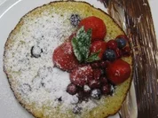 Heidelbeer-Buttermilch-Pancakes mit marinierten Waldbeeren und weißer und dunkler Schokolade - Rezept