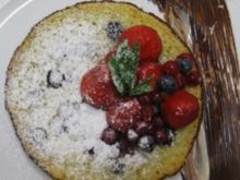 Heidelbeer-Buttermilch-Pancakes mit marinierten Waldbeeren und weißer und dunkler Schokolade - Rezept