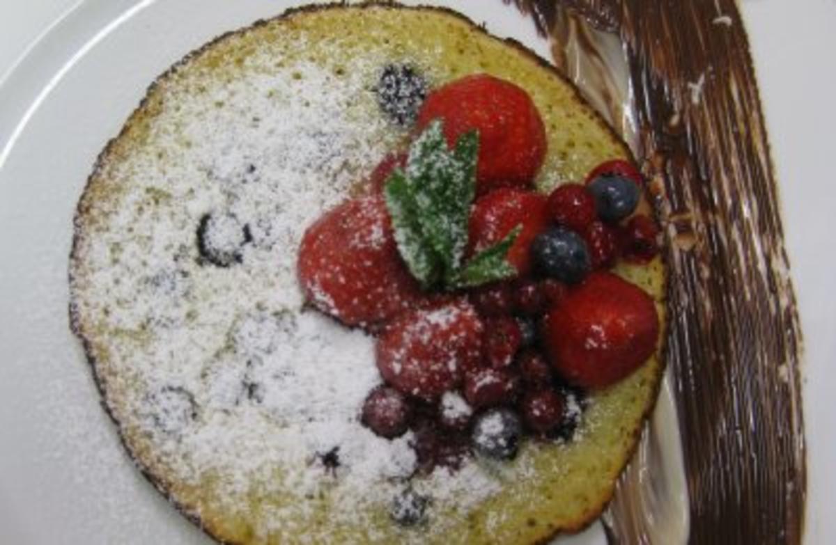 Bilder für Heidelbeer-Buttermilch-Pancakes mit marinierten Waldbeeren und weißer und dunkler Schokolade - Rezept