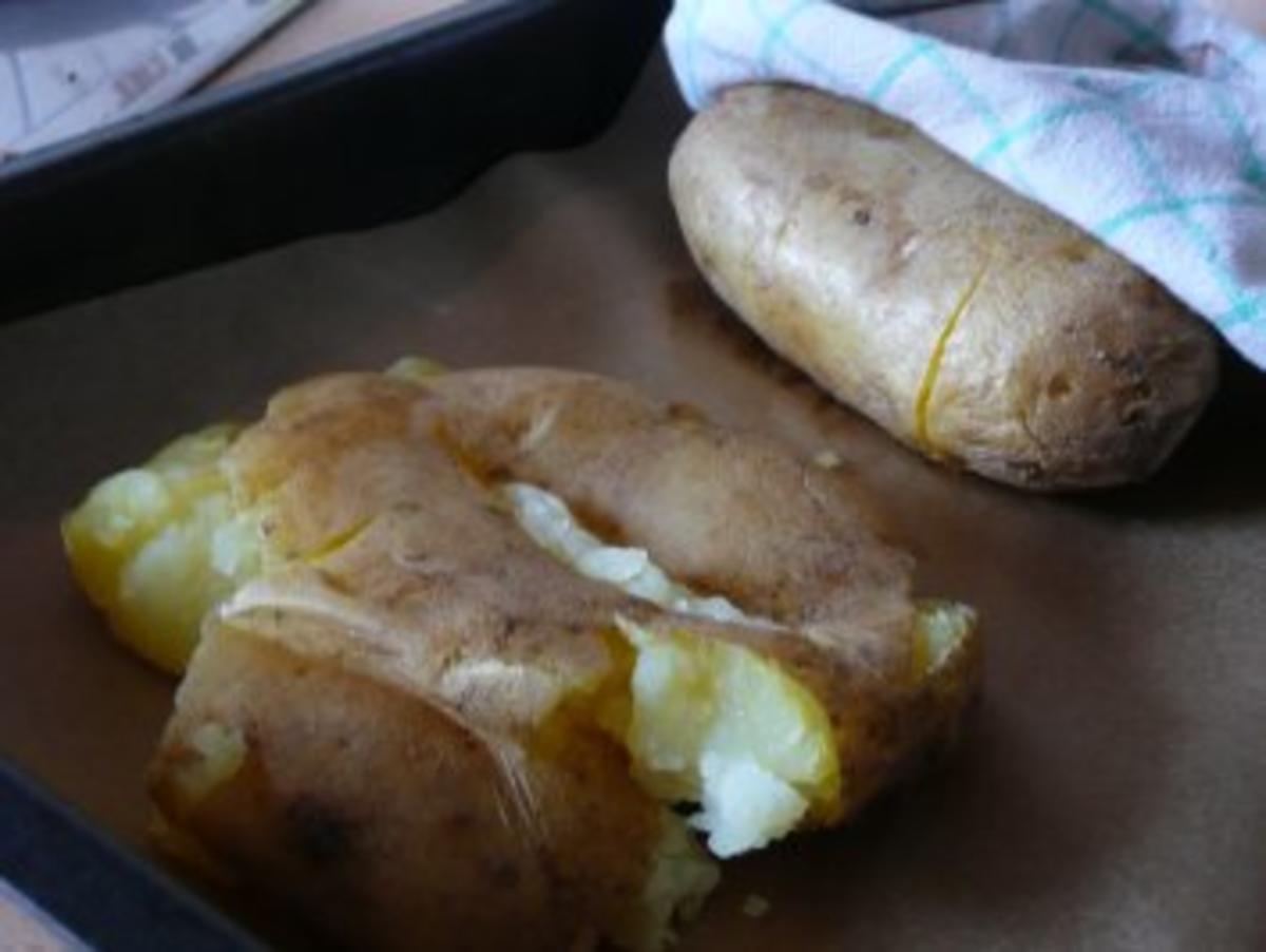 Biggis gequetschte Ofenkartoffeln mit Kardamon-Kümmel-Öl - Rezept - Bild Nr. 7