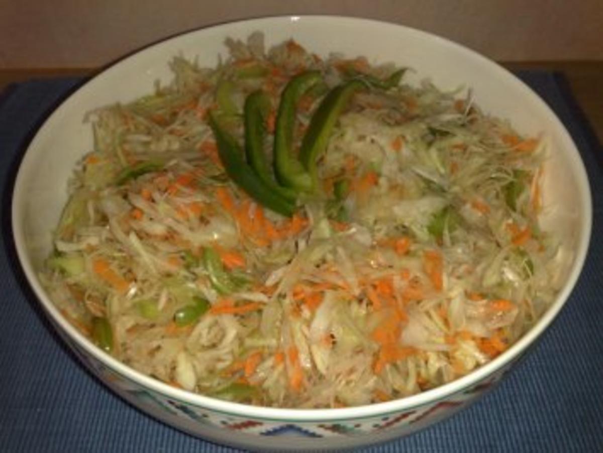 Krautsalat mit Möhren und Paprika - Rezept