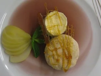 Zimt- und Eierlikörparfait auf Rotweingeleespiegel mit Gewürzbirne und Karamellgitter - Rezept