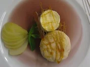 Zimt- und Eierlikörparfait auf Rotweingeleespiegel mit Gewürzbirne und Karamellgitter - Rezept