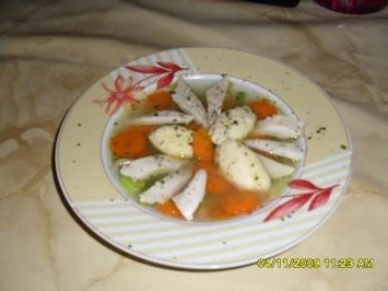 Festtagssuppe mit Grießklößchen - Rezept