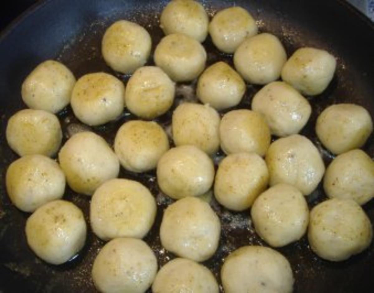 Überbackene Kräuterkartoffelknödel mit Paprikaschaum - Rezept - Bild Nr. 3