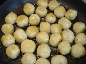 Überbackene Kräuterkartoffelknödel mit Paprikaschaum - Rezept - Bild Nr. 3