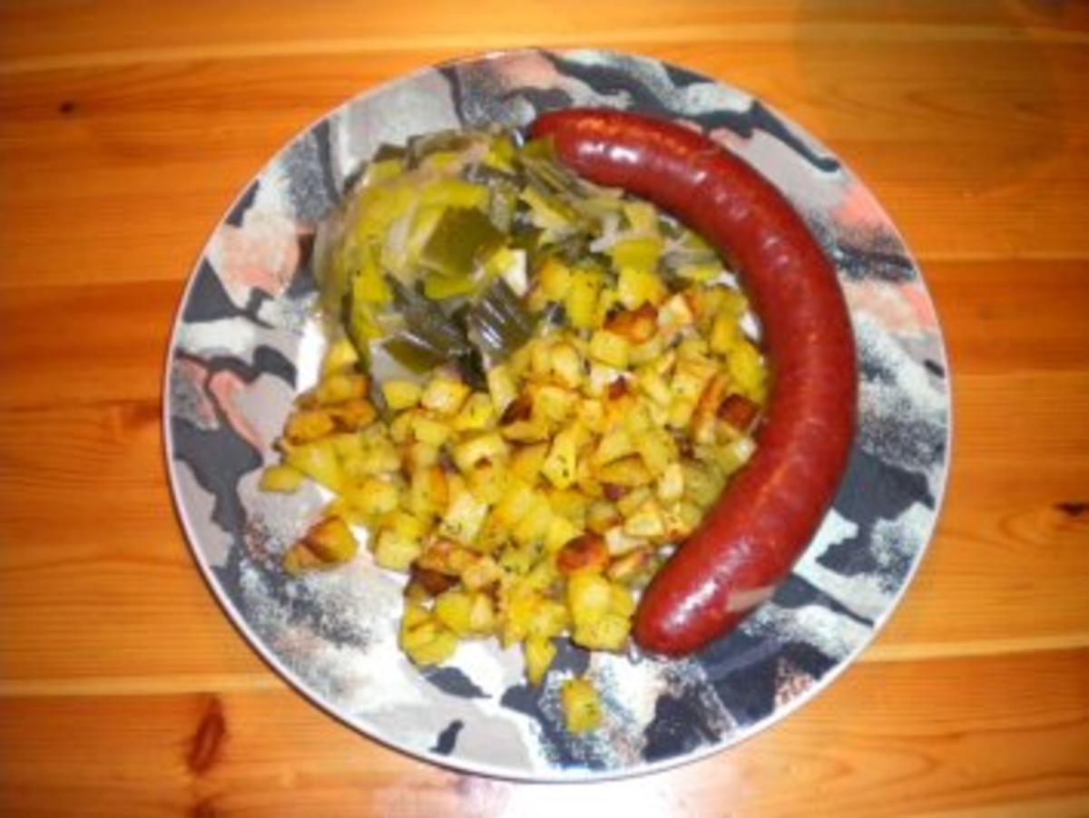 Saucisse de cerf, poireau au vin blanc et pommes de terre risolee Rezept kochbar.de