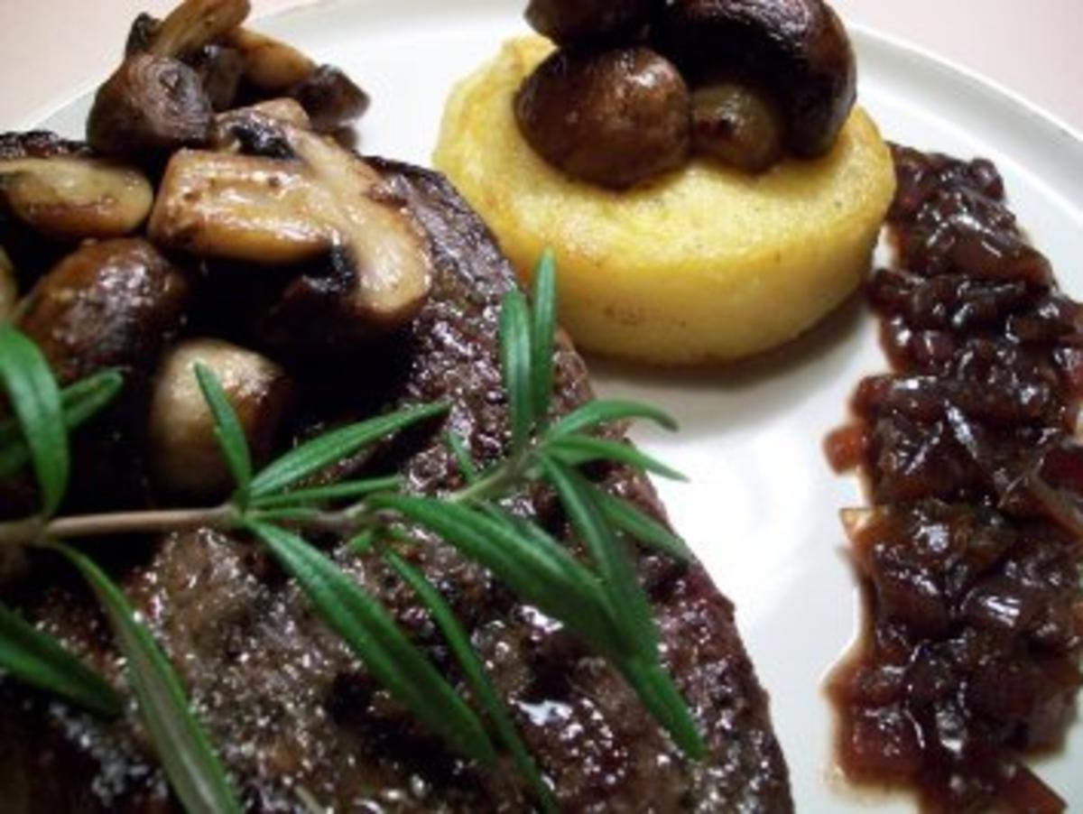 Bilder für Angus-Steak an gebackenem Polentataler mit Zwiebelmarmelade - Rezept