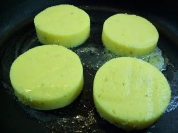 Angus-Steak an gebackenem Polentataler mit Zwiebelmarmelade - Rezept - Bild Nr. 5