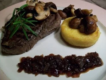Angus-Steak an gebackenem Polentataler mit Zwiebelmarmelade - Rezept - Bild Nr. 6