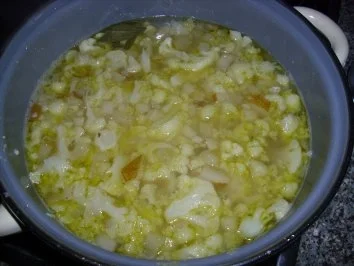 Blumenkohlcremesuppe mit gebratenen Birnenscheiben - Rezept - Bild Nr. 2