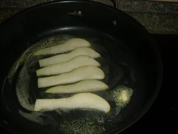 Blumenkohlcremesuppe mit gebratenen Birnenscheiben - Rezept - Bild Nr. 3