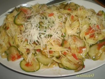 Rezept: Bandnudeln mit Zucchini Bandnudeln mit Zucchini - Rezept