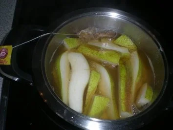 Rezept: Beschwipste Birne mit Glühwein Zabaione Bild Nr. 2 Beschwipste Birne mit Glühwein Zabaione - Rezept - Bild Nr. 2