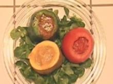 3 Frühlingssuppen in Gemüse auf Salatbett - Rezept