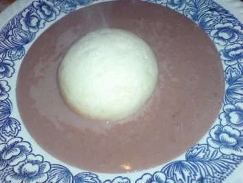 Schokoladensuppe mit Hefeklöße - Rezept