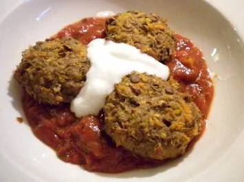 Linsen-Topfen-Laibchen mit Tomatensauce - Rezept