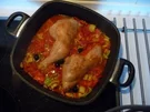Hähnchenkeulen mit Paprika und Oliven - Rezept