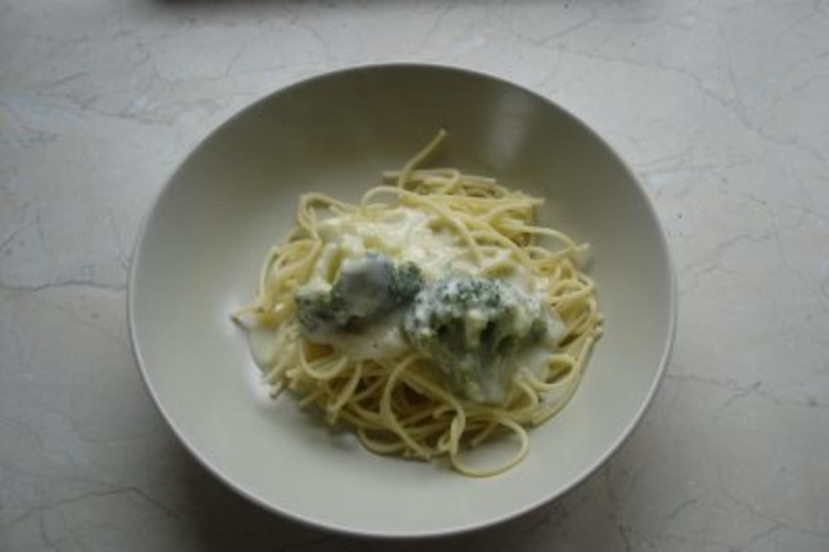 Spaghetti mit Broccoli-Mandel-Soße - Rezept