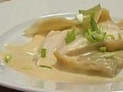 Petersfisch aus dem Court-Bouillon mit Creme d´oursin und Lauchravioli - Rezept