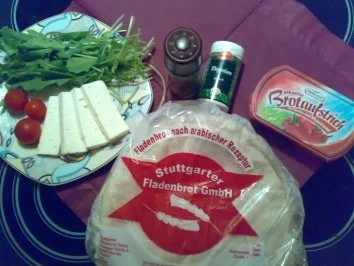 ** Snacks & Quickies ** Mit Feta und Rucola gefüllte Fladenbrottaschen - Rezept - Bild Nr. 2