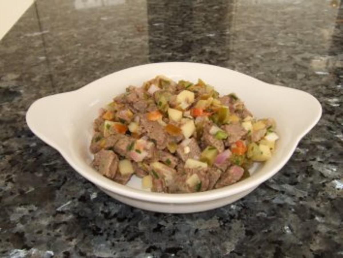 Rindfleischsalat mit Rindfleisch gekocht) und kleine Paprikaschote ...