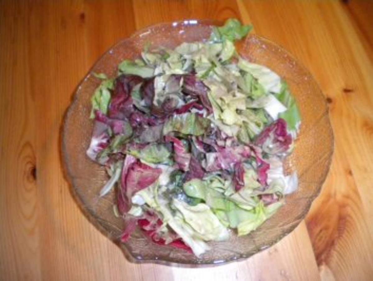 gebratene Teigwaren mit Wurstel und Salat - Rezept