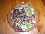 gebratene Teigwaren mit Wurstel und Salat - Rezept