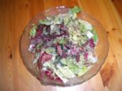 gebratene Teigwaren mit Wurstel und Salat - Rezept