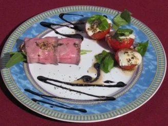 Rezept: Gefüllte Roastbeef-Röllchen und Eiertomaten mit Mozzarella und Basilikum Gefüllte Roastbeef-Röllchen und Eiertomaten mit Mozzarella und Basilikum - Rezept